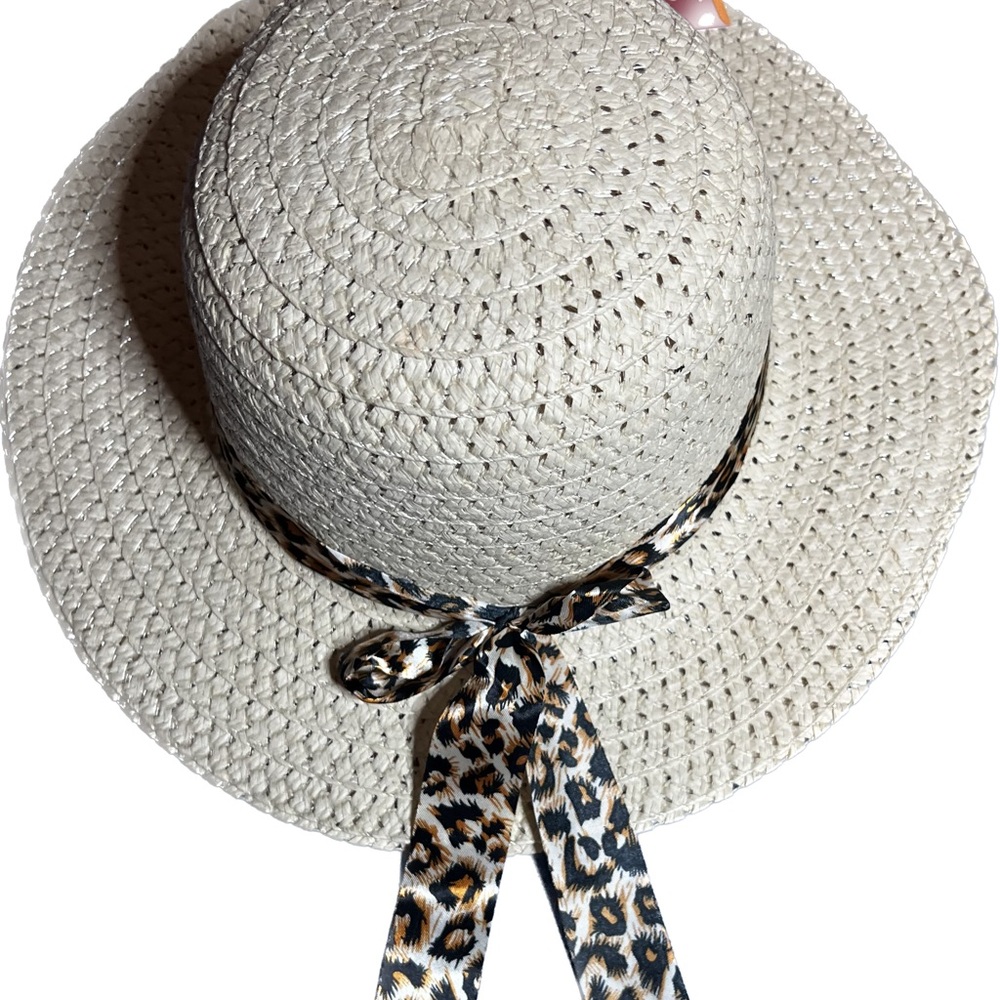 Ladies small straw sun hat. Not for a larger head .